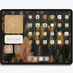 Könnte beinhalten: Ein digitaler Tablet-Bildschirm mit einer benutzerdefinierten Oberfläche und einem Waldhintergrund. Das Layout zeigt beige und braune App-Symbole mit Strichzeichnungen und den Text feel so good auf einem rechteckigen Widget-Element.