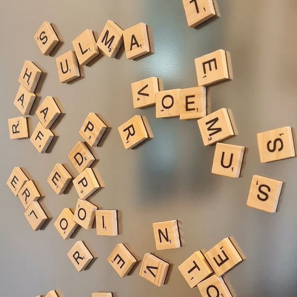 Carreaux de lettres magnétiques en bois x50 | x98 (ensemble complet) - Très amusant pour les amis et la famille | Jeux pour réfrigérateur - Scrabble | Tableaux d'affichage