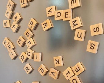 Carreaux de lettres magnétiques en bois x50 | x98 (ensemble complet) - Très amusant pour les amis et la famille | Jeux pour réfrigérateur - Scrabble | Tableaux d'affichage