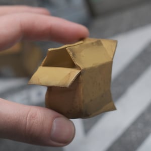 Kartonnen doosreplica op schaal 1:12, deze is gemaakt van plastic! Handgeschilderd diorama-accessoire / rekwisiet van GRIME CITY voor Marvel Legends / Vapor