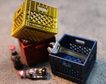 Miniaturowe skrzynki na mleko w skali 1:12 - ręcznie malowane akcesorium do dioramy / rekwizyt firmy GRIME CITY do ekspozycji figurek akcji / fotografii zabawek / domków dla lalek