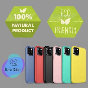 Könnte beinhalten: Sieben verschiedene farbige Handyhüllen aus recycelten Materialien. Die Hüllen sind blau, rot, schwarz, rosa, grün und gelb. Die Hüllen bestehen alle aus einem strukturierten Material, das wie Recyclingpapier aussieht. Die Hüllen sind alle für das iPhone 11 Pro. Das Bild enthält auch zwei grüne sechseckige Aufkleber mit dem Text "100% NATÜRLICHES PRODUKT" und "UMWELTFREUNDLICH".