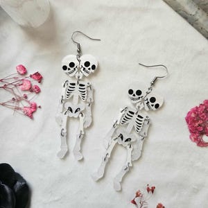 Boucles d'oreilles en acrylique découpées au laser squelette à deux têtes, boucles d'oreilles d'été gothiques, bijoux d'halloween