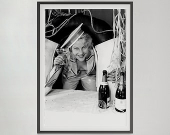 Vintage Frau mit Champagner - schwarz weiss Fotografie (Digitaler Download)