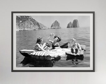 Kobieta jedząca spaghetti nad jeziorem, wydruk czarno-biały, fotografia vintage, zabawna sztuka ścienna do kuchni, dekoracja ścienna do jadalni, pobieranie cyfrowe