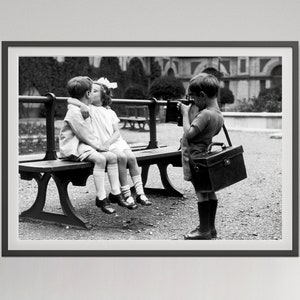 Impresión de niños besándose, primer beso, blanco y negro, fotografía vintage, arte divertido para la pared del dormitorio, decoración rústica, descarga digital, beso del Día de San Valentín