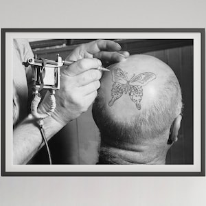 Impression de tatouage sur l&#39;homme chauve, art mural noir et blanc, affiche vintage, tirages de photographie, déco de magasin de tatouage, art mural rigolo, téléchargement numérique