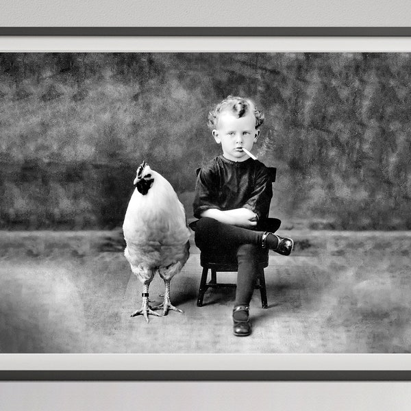 Niño fumador con impresión de pollo, arte de pared en blanco y negro, fotografía vintage, extraño, carnicería, imprimible, decoración de cocina y comedor