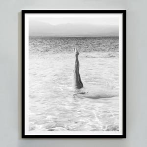 海での逆立ちのプリント、夏のポスター、白黒、ビンテージ写真、ビーチの壁アート、Y2K、女の子のバスルームの装飾、デジタルダウンロード