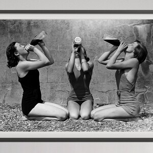 ワインを飲む女性のプリント、バーカートのポスター、白黒、ビンテージ写真、アルコールの壁アート、寮の部屋の装飾、バーのポスター、デジタルダウンロード