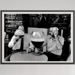 巨大なビールを飲む男性のプリント、白黒、面白いバーのポスター、ビンテージ写真、アルコールの壁アート、バーカートの装飾、デジタルダウンロード