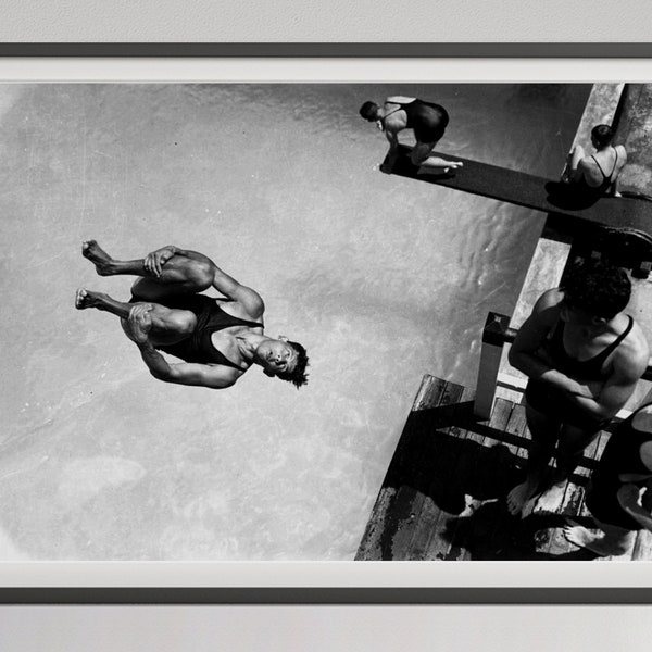 Mann Tauchen im Schwimmbad Print, schwarz und weiß, Vintage Fotografie, 1950er Jahre Print, Cottage Core Decor, Schwimmer Wandkunst, digitaler Download