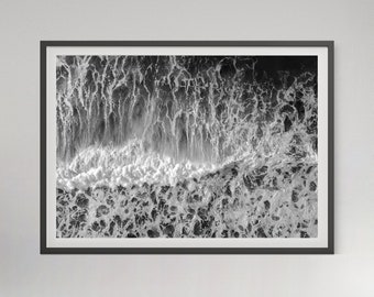 Impresión aérea de olas del océano: fotografía costera en blanco y negro (descarga digital)