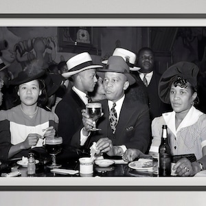 Afroamerikaner trinkt Bier Poster, Schwarzweiße Wandkunst, Vintage Fotografie, Barwagen Druck, Cocktail Poster, 1920er Jahre, Home Bar Decor