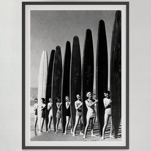 Vintage Surf Poster, schwarz weiß, surfende Mädchen Druck, Strand Fotografie, Surfbrett Wandkunst, 1950er Jahre, Strandhaus Dekor, digitaler Download