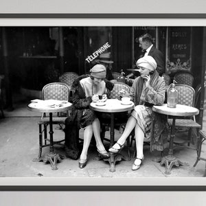 Frauen trinken Kaffee in Paris Poster, Vintage Fotografie, schwarz weiß Wandkunst, Coffee Shop Dekor, Küchen Wandkunst, Esszimmer Dekor