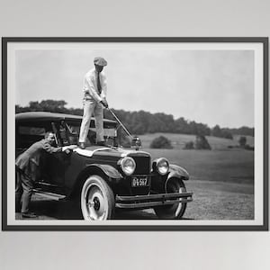 Impresión de un hombre jugando al golf sobre un coche, póster vintage de golf con foto en blanco y negro, arte mural divertido imprimible, regalo para amantes del golf, descarga digital