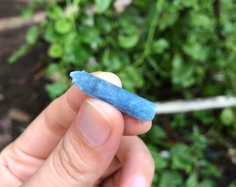 Spéciman de cristal aigue-marine du Vietnam - spécimen aigue-marine de couleur bleu foncé