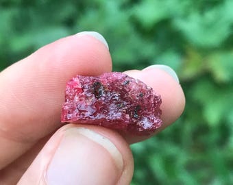 Rode spinelkristal: ruwe edelsteen uit Vietnam (13 kt)