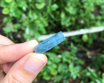 Spéciman de cristal aigue-marine du Vietnam - spécimen aigue-marine de couleur bleu foncé