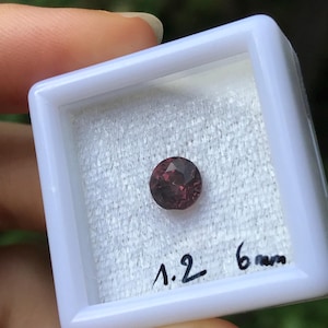 Round red spinel from Vietnam- red faceted spinel from Vietnam - round red spinel stone- lose gemstone