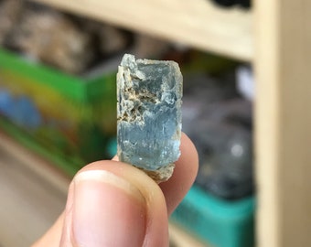 Spéciman de cristal aigue-marine gravé du Vietnam - spécimen aigue-marine de couleur bleu clair