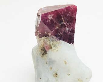 octaëder spinel kristalsymbiose op marmer uit Vietnam - spinelkristalspecimen uit Vietnam