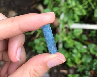 Spéciman de cristal aigue-marine du Vietnam - spécimen aigue-marine de couleur bleu foncé