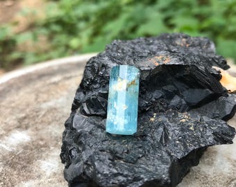 Un cristal aigue-marine poli du Vietnam - spécimen aigue-marine bleu clair