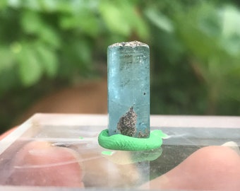 Spéciman en cristal aigue-marine avec tourmaline noire du Vietnam - spécimen aigue-marine bleu clair