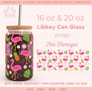 Könnte beinhalten: Pinkfarbener Flamingo-, Ananas- und tropischer Blätter-Design für eine 16 oz oder 20 oz Libbey-Dosen-Glasverpackung. Das Design ist vorformatiert und wird in geschichteten und nicht geschichteten Versionen geliefert. SVG-, PNG-, DXF- und EPS-Dateiformate sind enthalten.