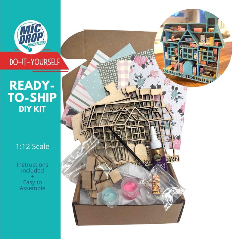 Op de afbeelding: Een doe-het-zelf poppenhuis kit in een kartonnen doos. De kit bevat houten onderdelen, verf en papier om te decoreren. De doos bevat ook de tekst "DO-IT-YOURSELF READY-TO-SHIP DIY KIT 1:12 Scale Instructions included + Easy to Assemble".