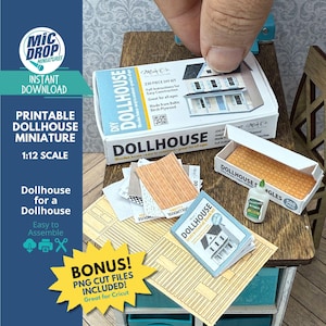 以下が含まれることがあります： 「DOLLHOUSE」の文字が入った白と青の箱に入ったミニチュアのドールハウスキット。小冊子、木片、接着剤のボトルが含まれています。このキットは1:12スケールで、PNGファイルが含まれています。