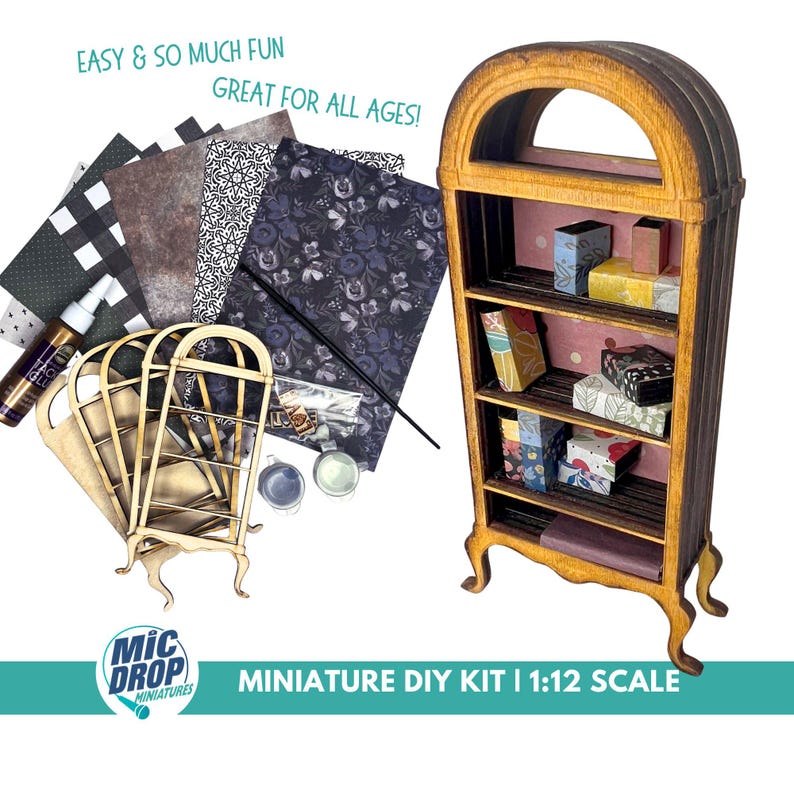 Op de afbeelding: Een miniatuur DIY-kit voor het bouwen van een houten boekenkast. De kit bevat een voorgeknipte houten boekenkast, decoratief papier, verf en andere knutselbenodigdheden. De afgewerkte boekenkast is op schaal 1:12.