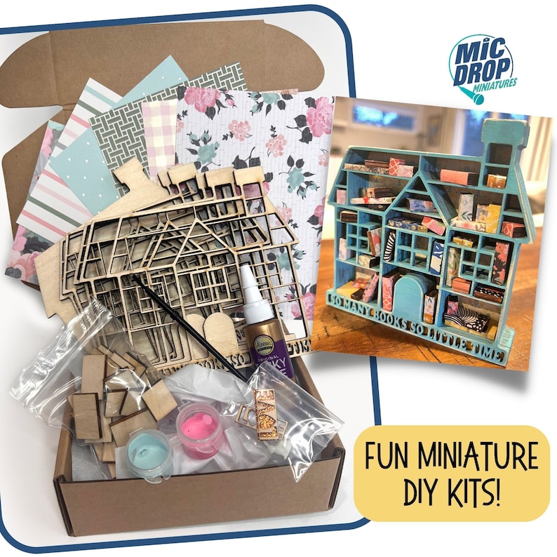 Op de afbeelding: Een doe-het-zelf miniatuurhuis kit met houten onderdelen, verf en decoratief papier. Het afgewerkte huis is een blauwe boekenkast met de tekst "So many books so little time". De kit is verpakt in een bruine doos met de tekst "Fun Miniature DIY Kits!" en het logo "Mic Drop Miniatures".