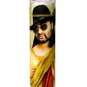Vela devocional de Koe Wetzel con oración de santo