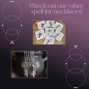 Puede incluir: Una colecci&oacute;n de collares de frasco de hechizos plateados con varios encantos y cristales. Los collares se muestran en una superficie de madera con tarjetas que dicen "Friendship Spell", "Moon Spell", "Heart Spell", "Fairy Spell", "Forest Spell", "Labyrinth Spell" y "Abundant Spell".