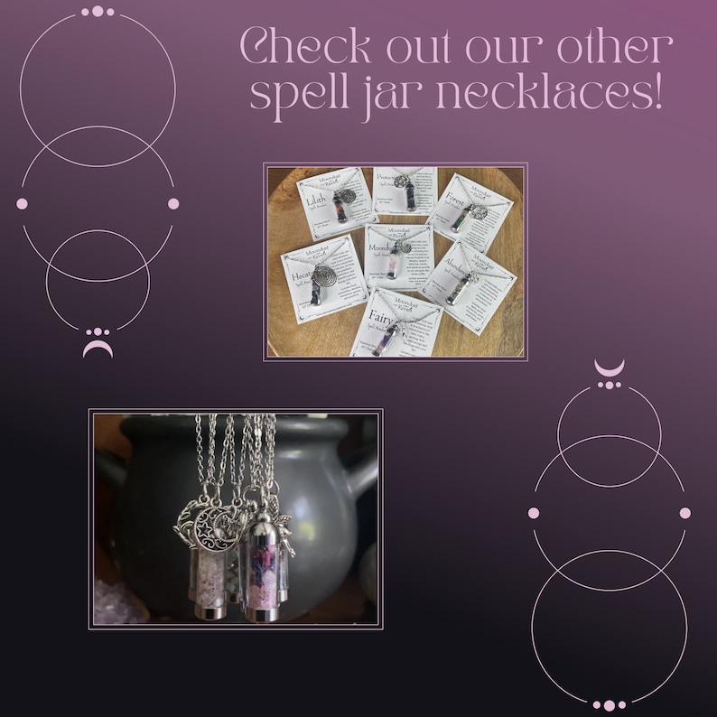 Puede incluir: Una colecci&oacute;n de collares de frasco de hechizos plateados con varios encantos y cristales. Los collares se muestran en una superficie de madera con tarjetas que dicen "Friendship Spell", "Moon Spell", "Heart Spell", "Fairy Spell", "Forest Spell", "Labyrinth Spell" y "Abundant Spell".