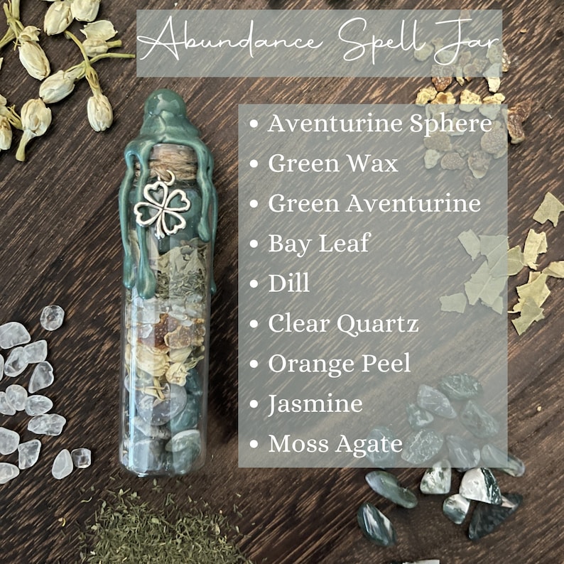 K&ouml;nnte beinhalten: Ein gr&uuml;nes Glasgef&auml;&szlig; gef&uuml;llt mit Kristallen, Kr&auml;utern und einem gr&uuml;nen Wachssiegel. Das Gef&auml;&szlig; ist mit "Abundance Spell Jar" beschriftet und listet die Zutaten auf: Aventurin-Kugel, gr&uuml;nes Wachs, gr&uuml;ner Aventurin, Lorbeerblatt, Dill, klarer Quarz, Orangenschale, Jasmin und Moosachat.