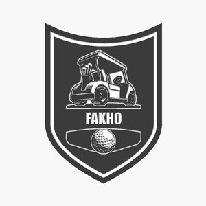 Könnte beinhalten: Schwarzweißes Logo eines Golfcarts mit Golfschlägern im Heck, einem Golfball und dem Text "FAKHO" in Schildform.