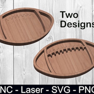 Op de afbeelding: Twee houten trays in de vorm van een voetbal met verschillende interieurontwerpen. Eén heeft een gebogen patroon, de andere een zigzagpatroon. De tekst "Two Designs" staat boven de trays. De tekst "CNC - Laser - SVG - PNG" staat onderaan.