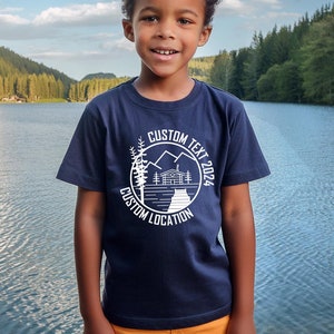 Camisas de férias personalizadas em cabana de montanha com texto DIY - Personalize texto e localização png - Cousin Crew 2024 - - Design de download instantâneo -PNG JPG