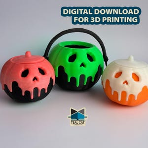 Może przedstawiać: Trzy 3D-wydrukowane pojemniki na cukierki w kształcie dyni na Halloween. Jeden jest zielony z czarnymi kroplami, drugi jest pomarańczowy z białymi kroplami, a trzeci jest różowy z czarnymi kroplami. Tekst "POBIERANIE CYFROWE DO DRUKU 3D" znajduje się w górnej części obrazu.