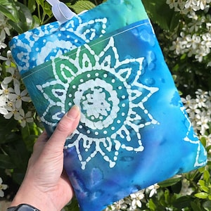 Pochette pour livre, mandala batik peint à la main, couverture de livre rembourrée avec poche, cartable protecteur, jaquette en tissu, cadeaux livresques pour amoureux des livres