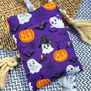 ハロウィンブックスリーブ（ポケット付き） – ゴースト、コウモリ、カボチャのパッド入りブックカバー – 布製ダストジャケット – 読書好きの方へのギフト