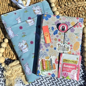Appuntamento al buio con un libro, regalo a sorpresa Romance BookTok, segnalibro da tè con regali letterari, set regalo con custodia per libri, regalo con libro giallo