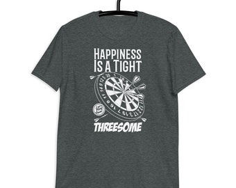 Può includere: T-shirt grigio scuro con grafica bianca di un bersaglio per freccette e la scritta "HAPPINESS IS A TIGHT THREESOME". Il bersaglio ha tre freccette. La maglietta è appesa a una gruccia nera.