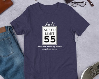 Just hit 55 years old and not slowing down. Birthday gift 55th year old. cute gift idea for men and women. Camiseta de manga corta unisex