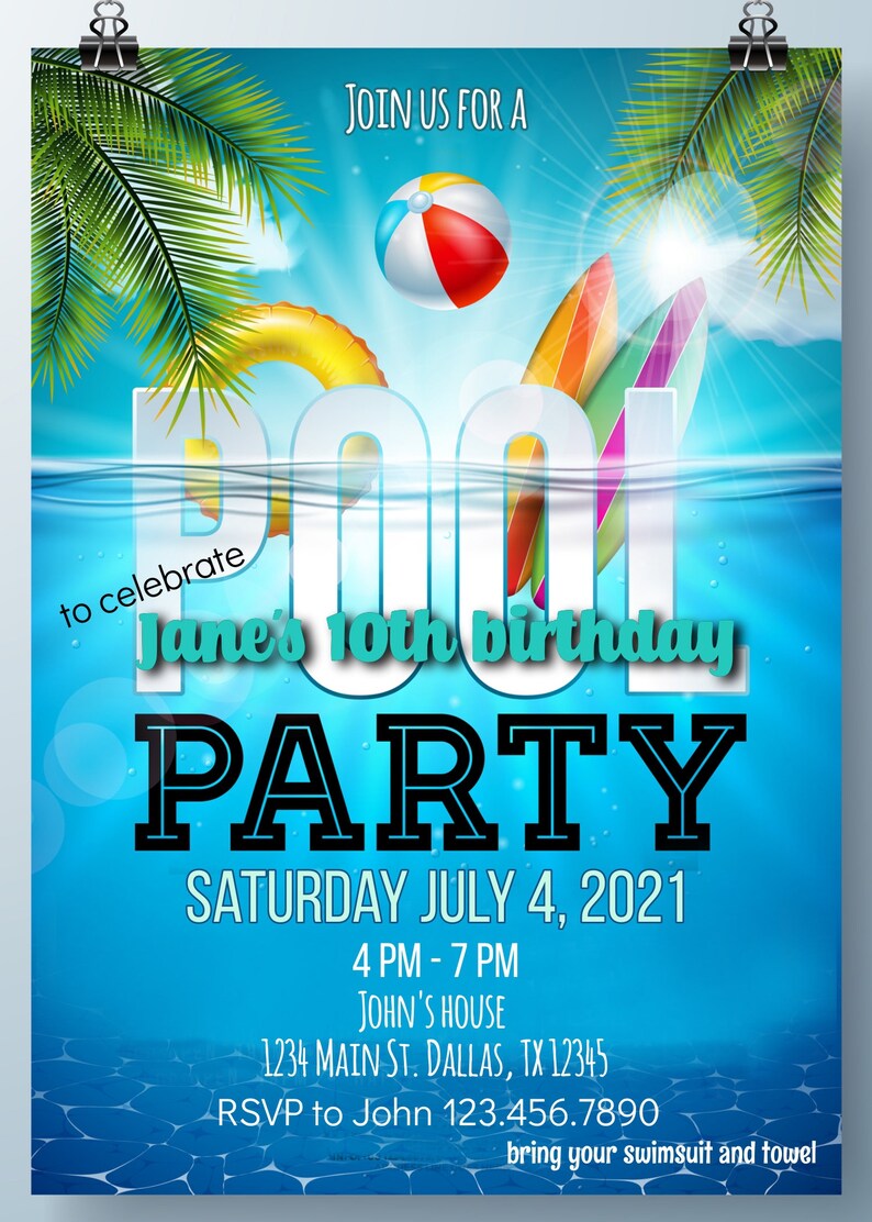 Puede incluir: Una invitaci&oacute;n a una fiesta de piscina azul y blanca con el texto "Join us for a Jane's 10th birthday party" y "Saturday July 4, 2021". La invitaci&oacute;n tambi&eacute;n incluye la hora, la ubicaci&oacute;n y la informaci&oacute;n de RSVP.