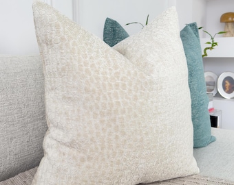 Funda de almohada de terciopelo blanco roto con relieve y acentos de terciopelo para la zona lumbar (todos los tamaños)